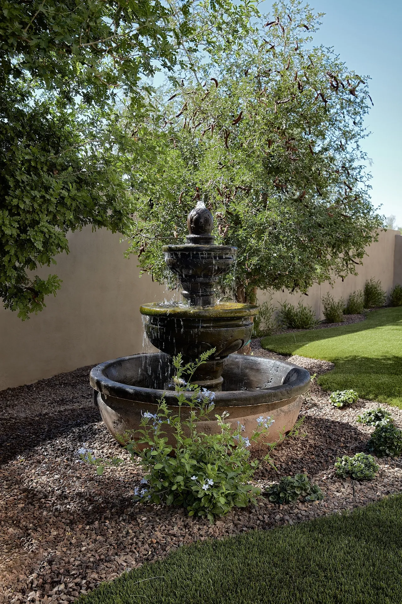 A fountain in the middle of a garden.