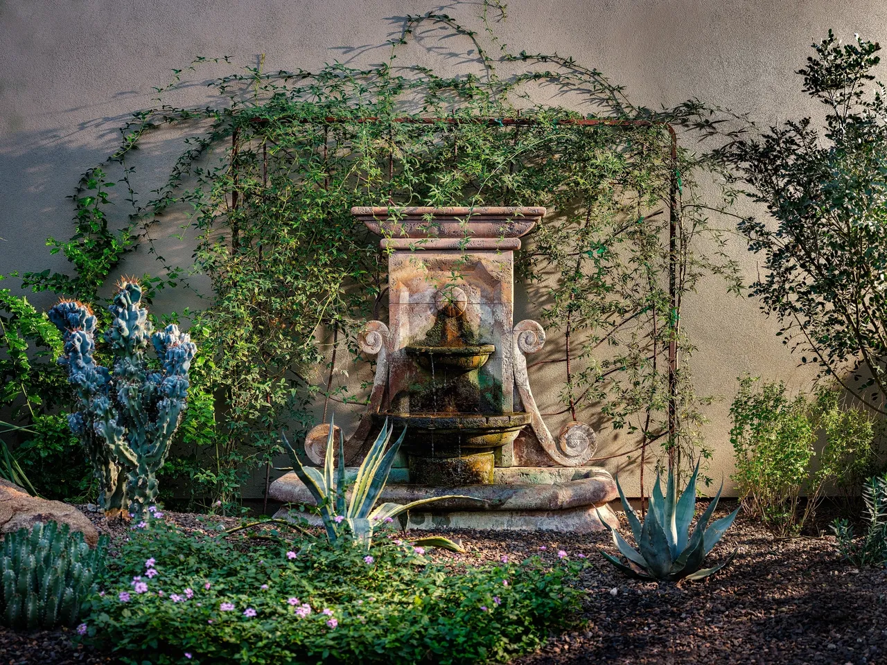 A fountain in the middle of a garden.