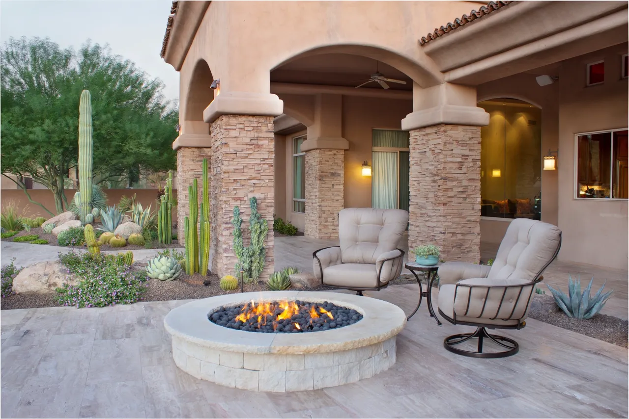 A fire pit in the middle of an outdoor patio.