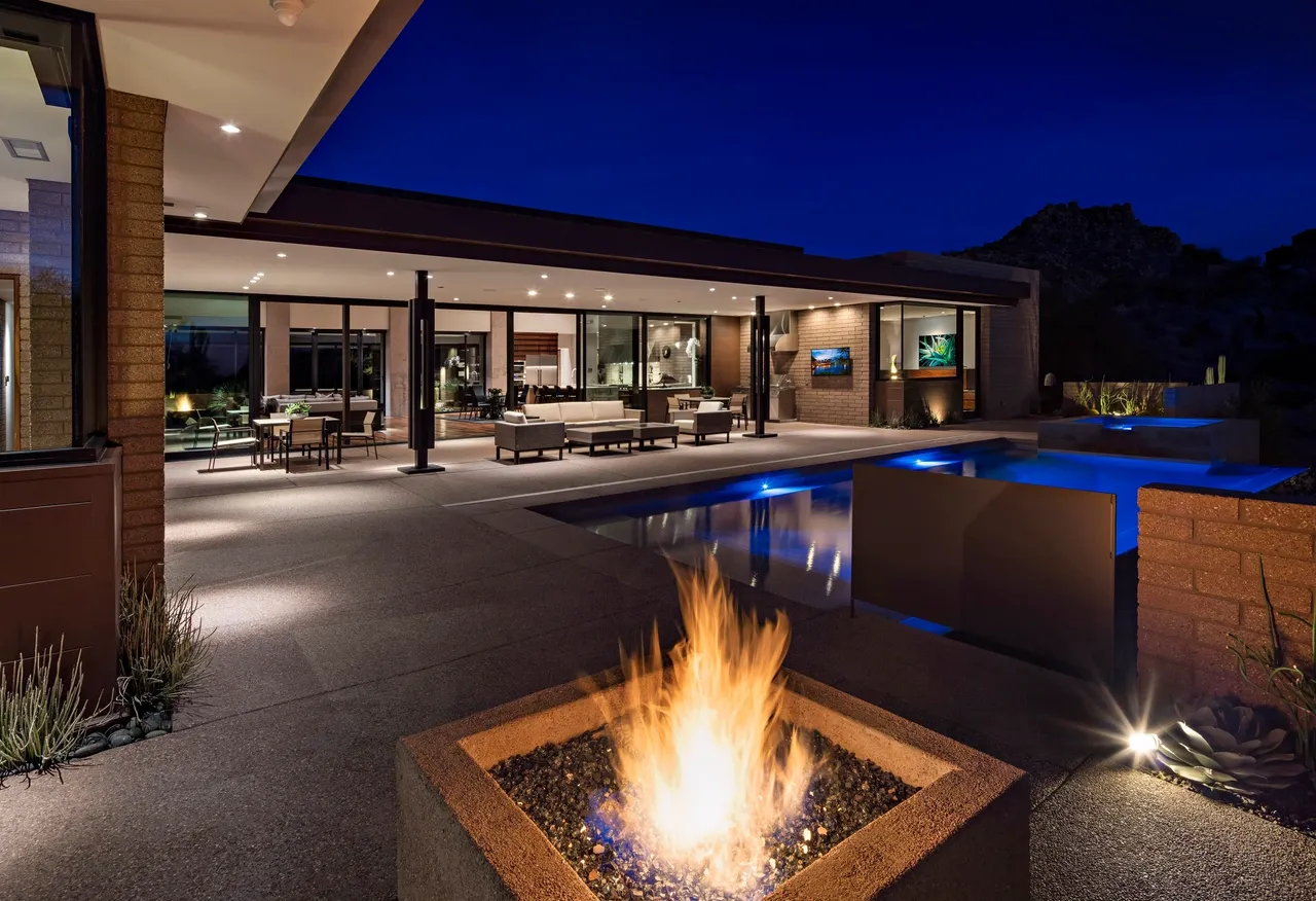 A fire pit in the middle of an outdoor patio.